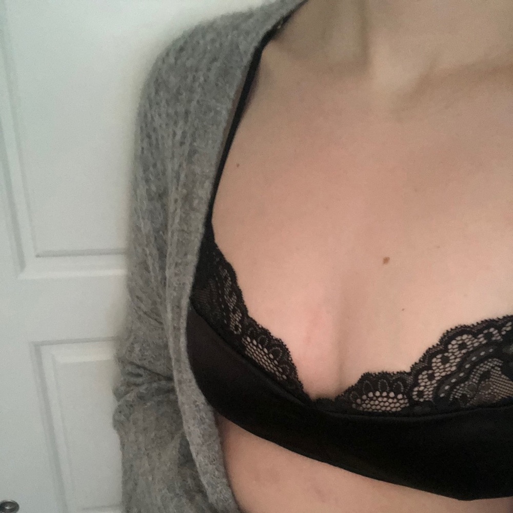 H&M Intimates Black Lace Racerback Bra Bralette Sexy Details Trim Satin Gold M - Picture 8 of 8